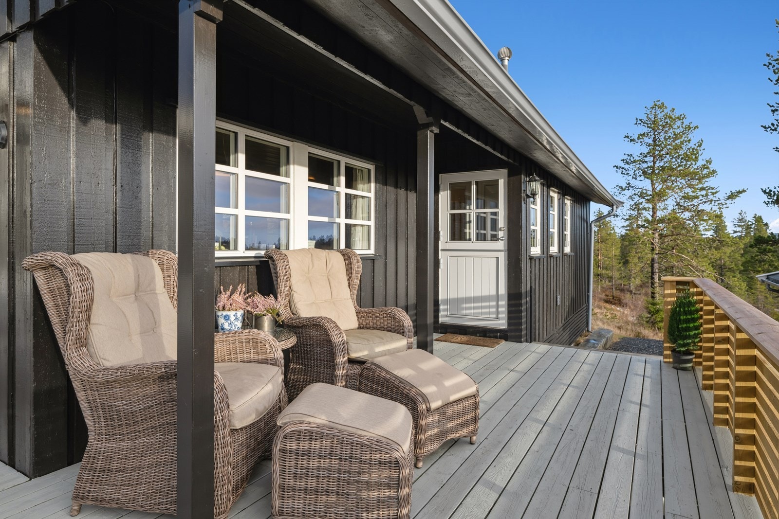 Overbygget terrasse gir mulighet for avslapning med utsikt mot naturen. Galleribilde