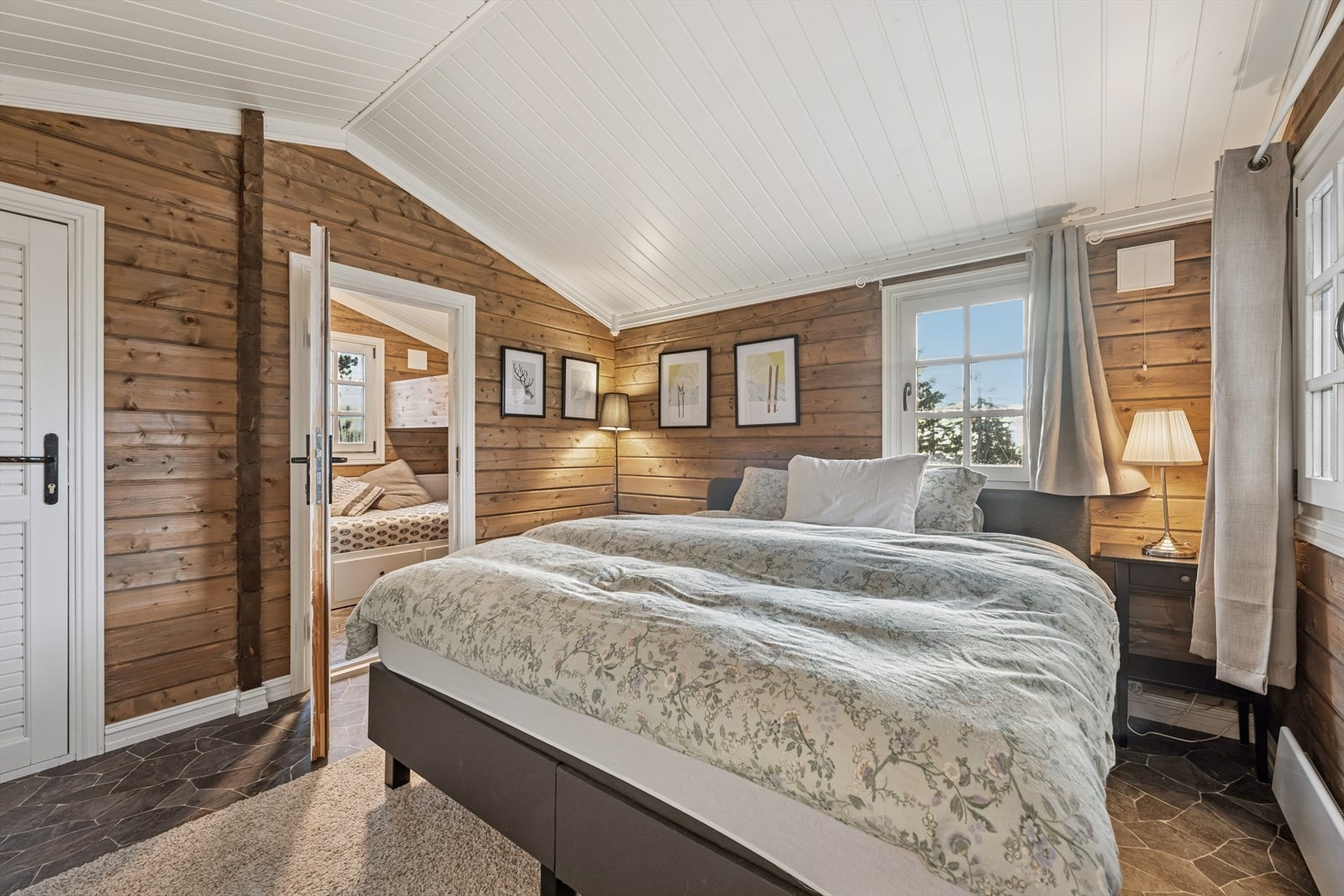 Annekset: Soverommet er romslig og har tilgang til naturlig lys gjennom flere vinduer. Galleribilde