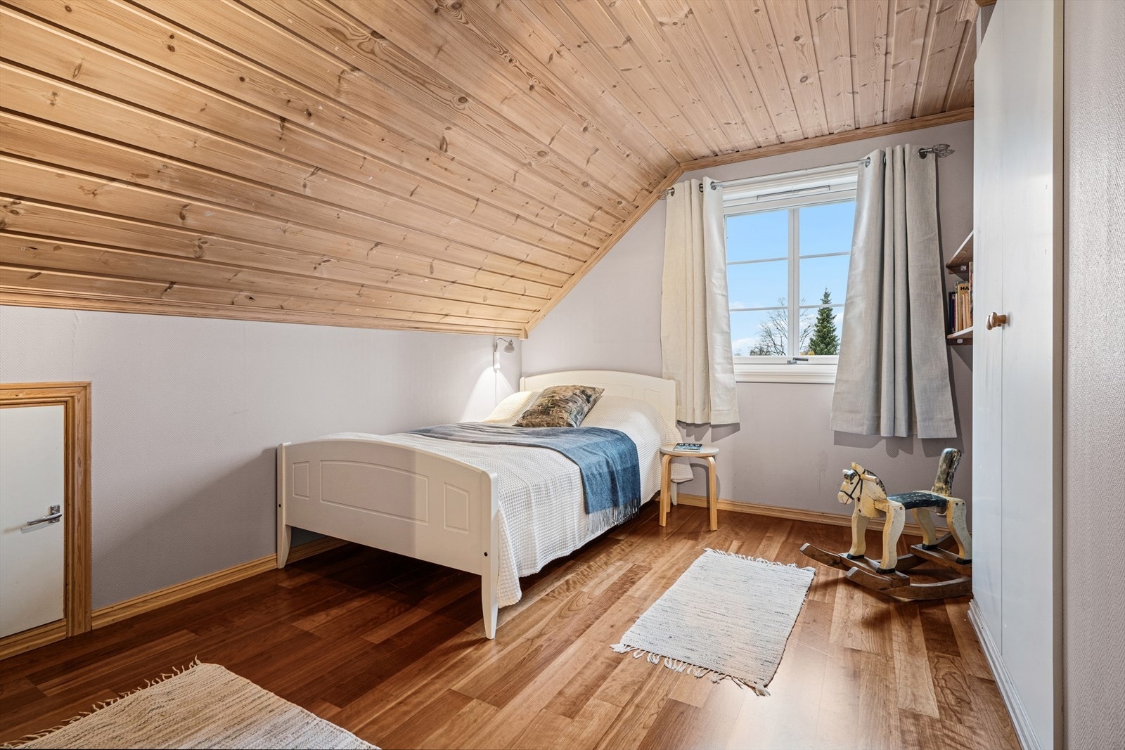 Soverommene har plass til seng, nattbord og annet ønskelig møblement. Galleribilde