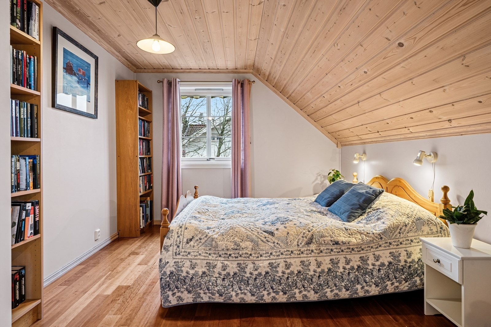 Romslig soverom med god plass til seng, nattbord og annet ønskelig møblement. Galleribilde