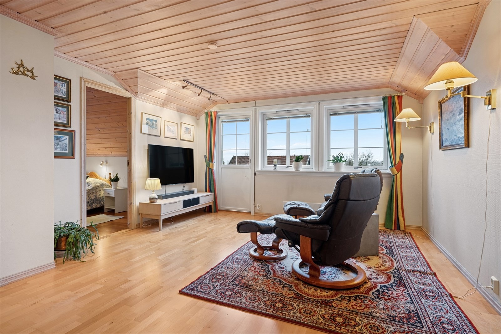 Boligen byr også på en en praktisk loftstue i andre etasje. Galleribilde