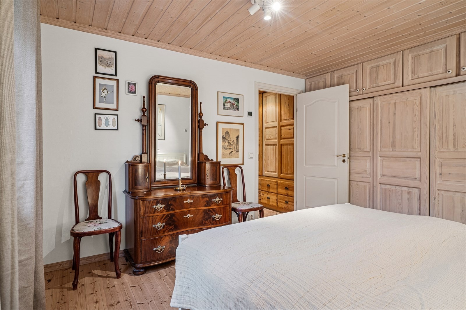 Hovedsoverommet har rikelig med oppbevaringsplass i garderobeskap. Galleribilde