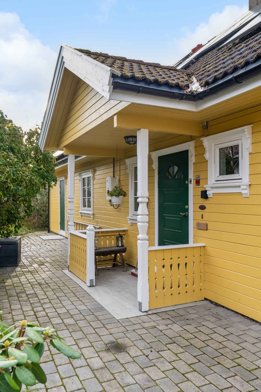 Inngangspartiet har overbygget veranda som gir ly for vær og vind. Galleribilde