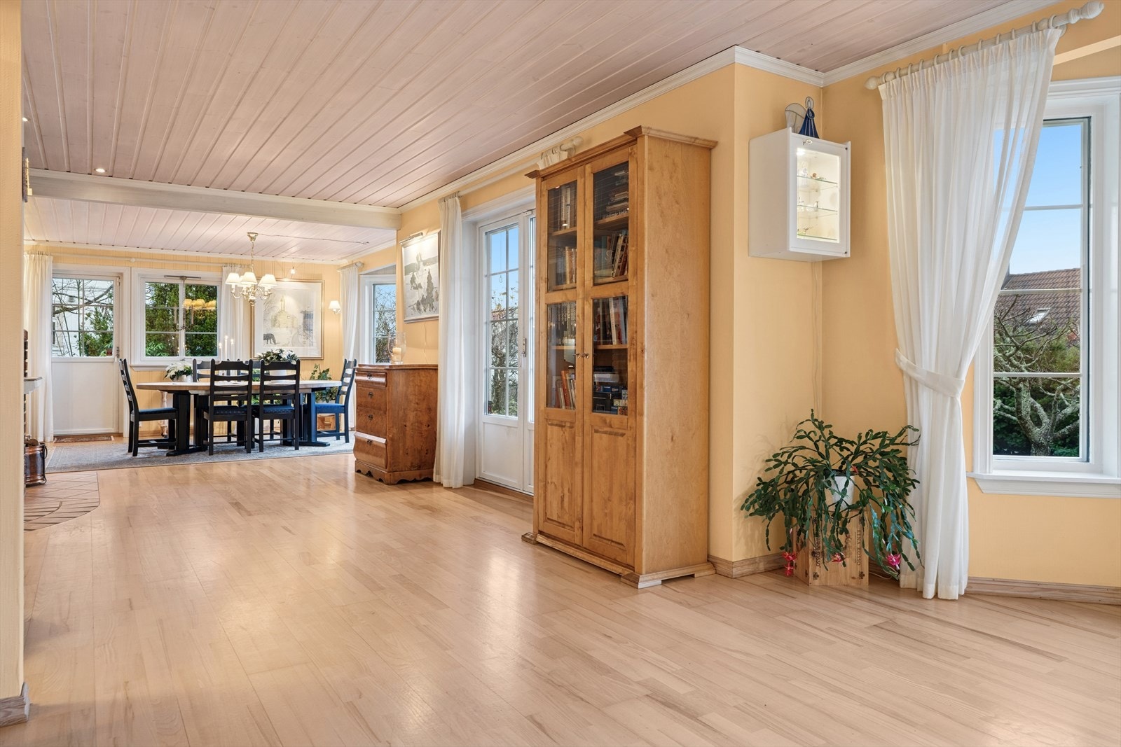 Utgang til terrasse og hage fra stuen gir enkel tilgang til uteområdet. Galleribilde