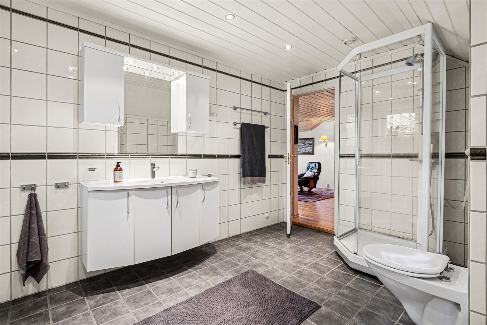 Stort flislagt bad i andre etasje som ble oppusset i 2009. Galleribilde