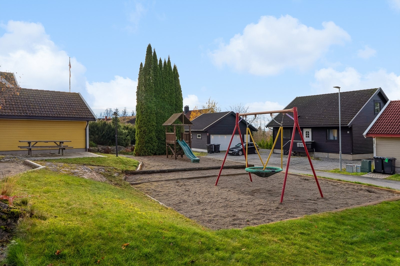 Lekeplass med huske og sklie er tilgjengelig i nærområdet. Galleribilde