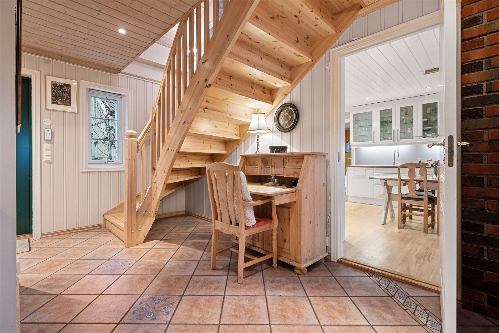 Entréen har flislagt gulv med vannbåren gulvvarme. Galleribilde