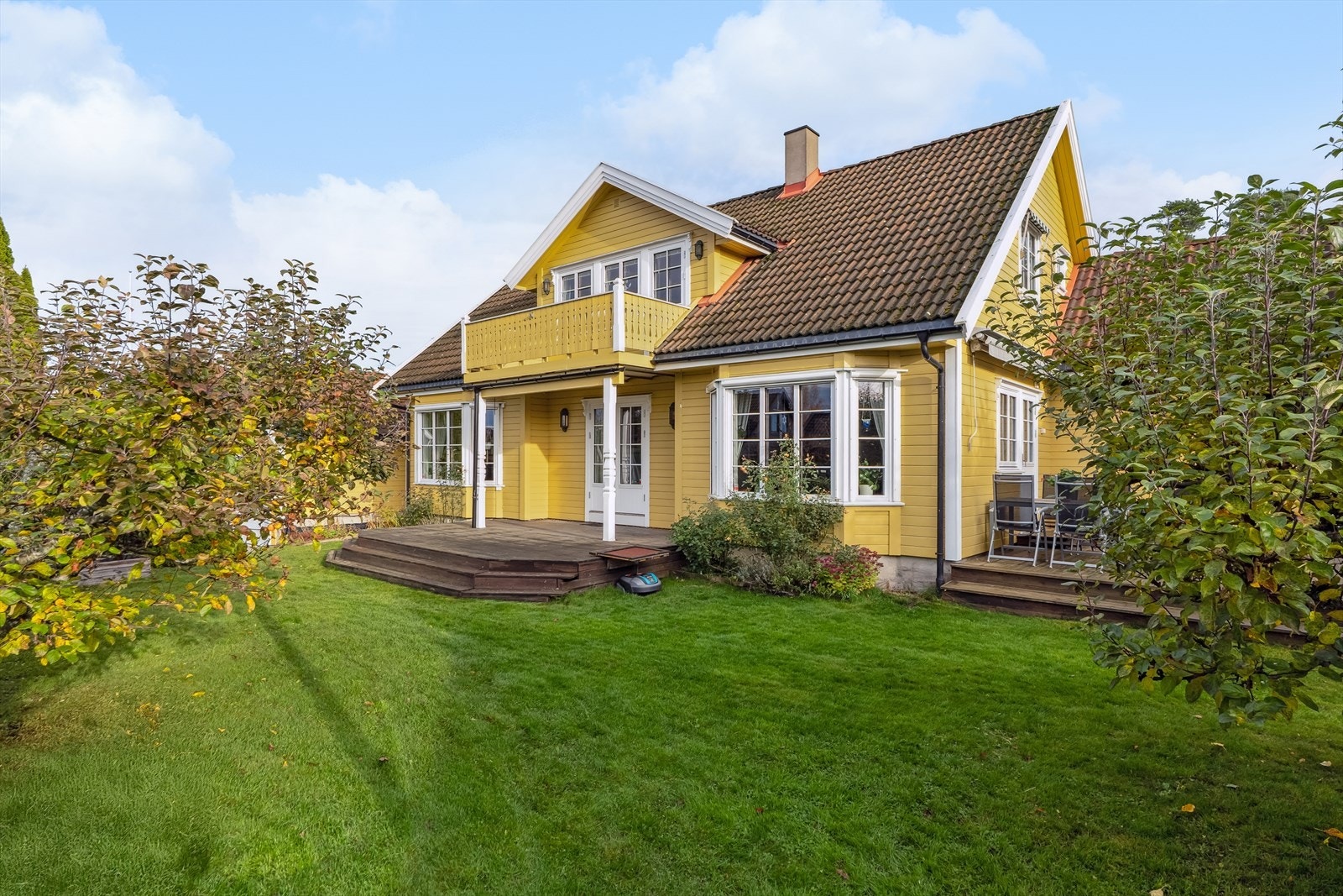 Fra stue og spisestuen er det utgang til grønn og frodig hage med gode solforhold. Galleribilde