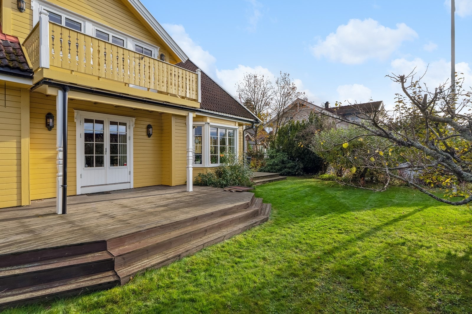 Terrassen har direkte adkomst fra hagen, noe som gir en sømløs overgang mellom inne- og uteområder. Galleribilde