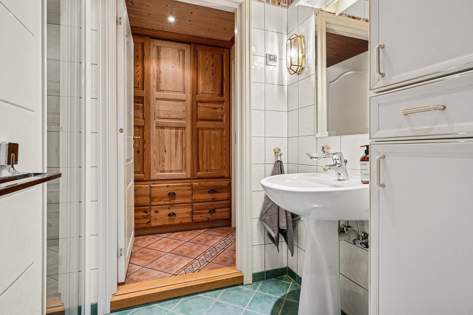 Merk at badet i første etasje nærmer seg forventet levetid. Galleribilde