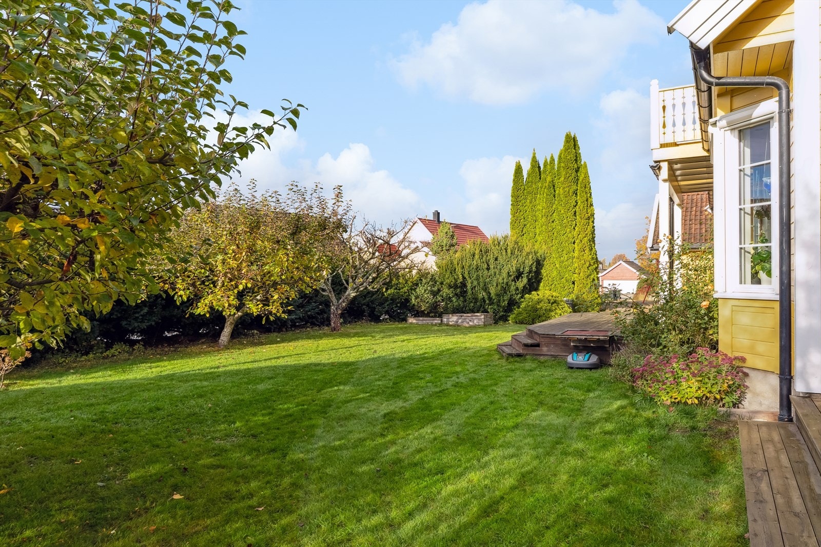 Eiendommen har solrike uteplasser, inkludert terrasse, balkong og en romslig hage som innbyr til både lek og avslapning. Galleribilde