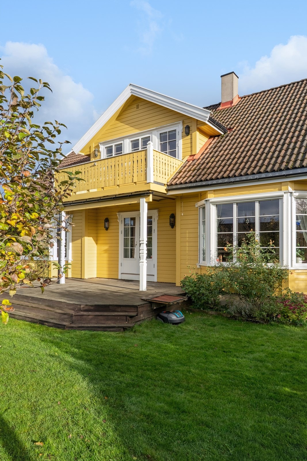 Husets fasade er preget av store vindusflater som slipper inn rikelig med lys. Galleribilde