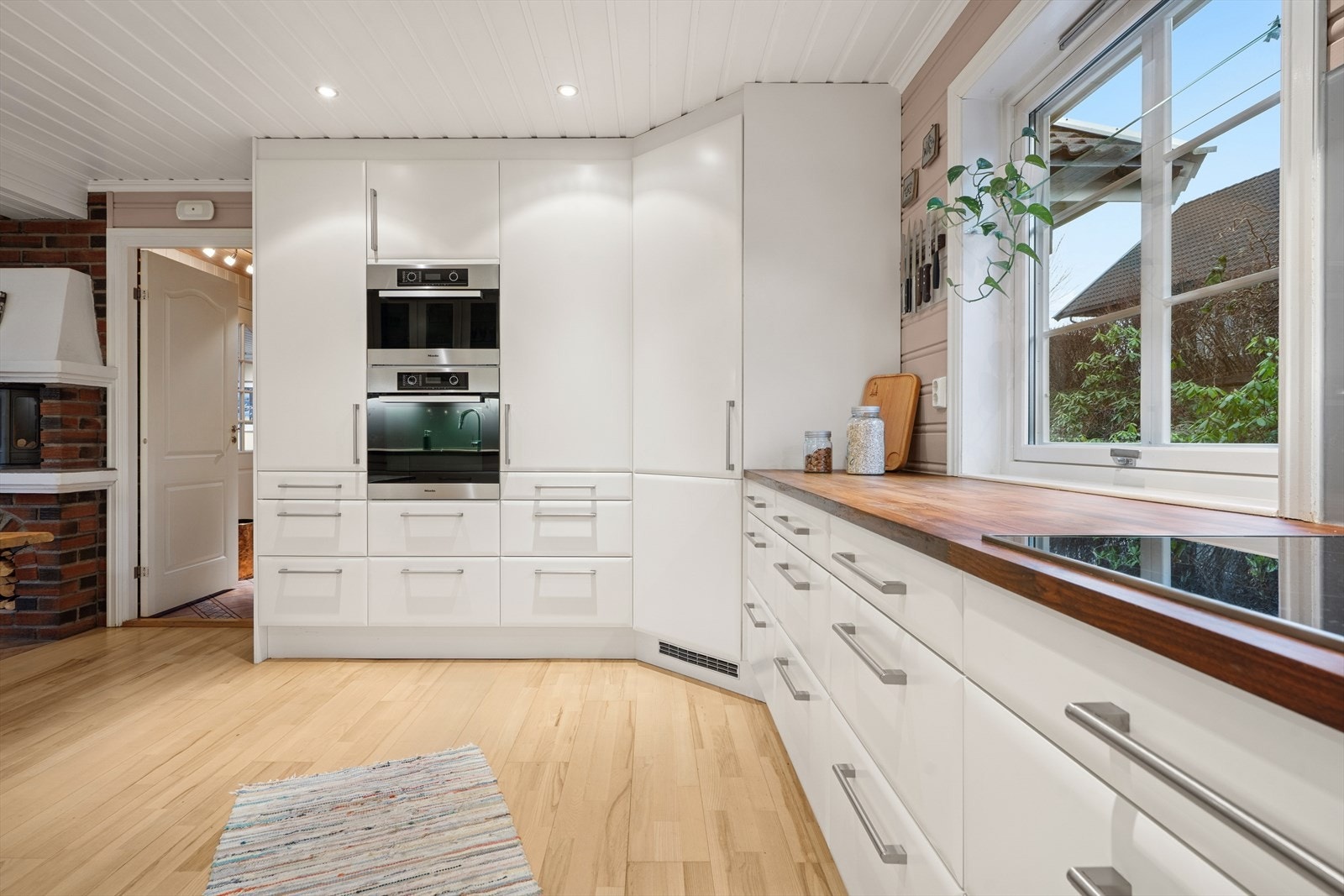 Hvitevarer som kjølehjørne fra Norcool, oppvaskmaskin, dampstekeovn og stekeovn fra Miele er integrert i innredningen. Galleribilde