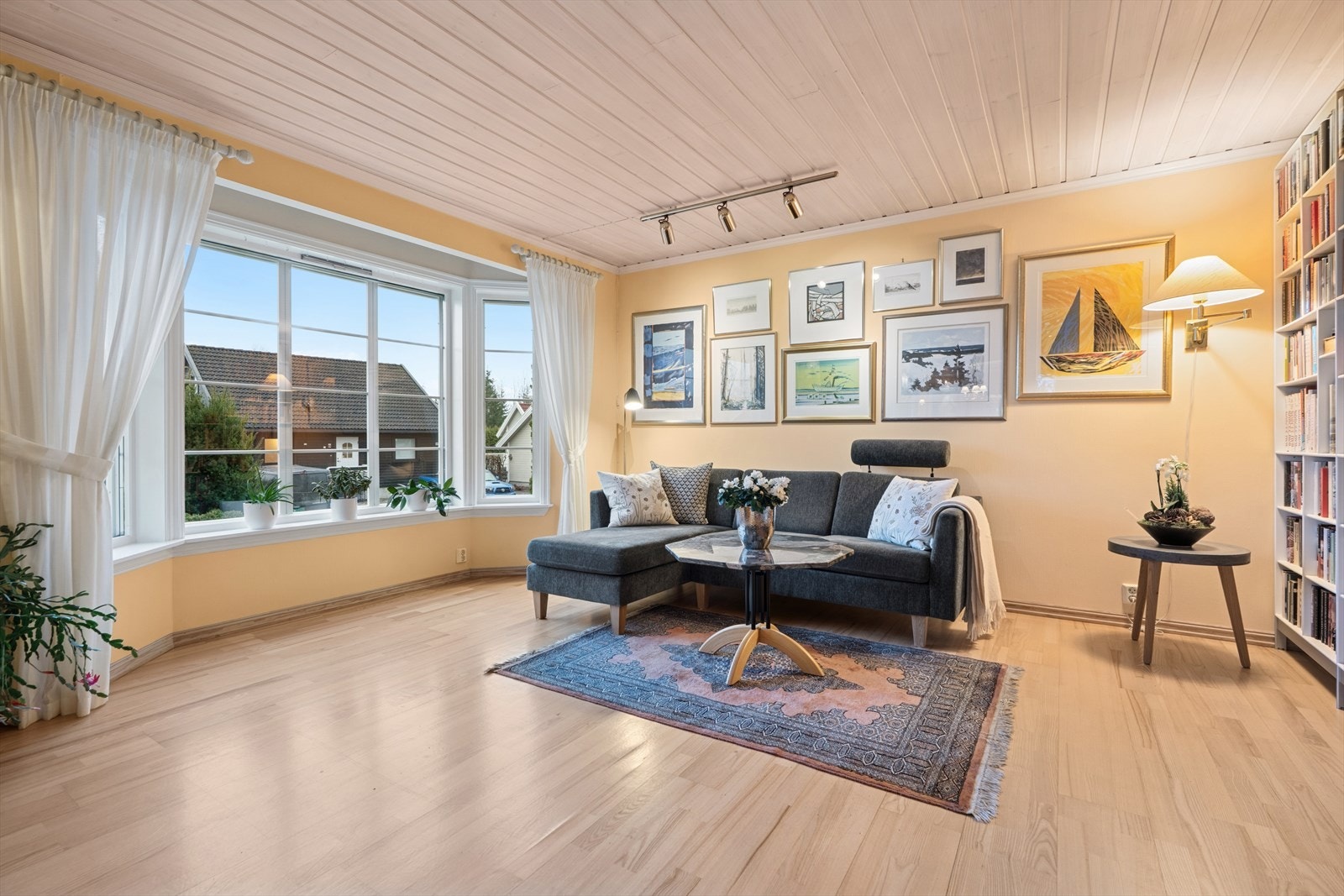 Store vindusflater gir godt med naturlig lys i oppholdsrommet. Galleribilde