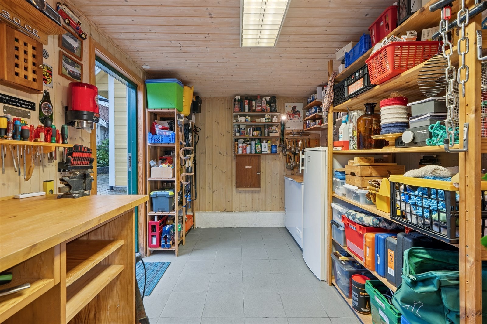 I bakkant av garasjen finnes en fullisolert bod med gulvvarme. Perfekt til oppbevaring og hobbyrom. Galleribilde