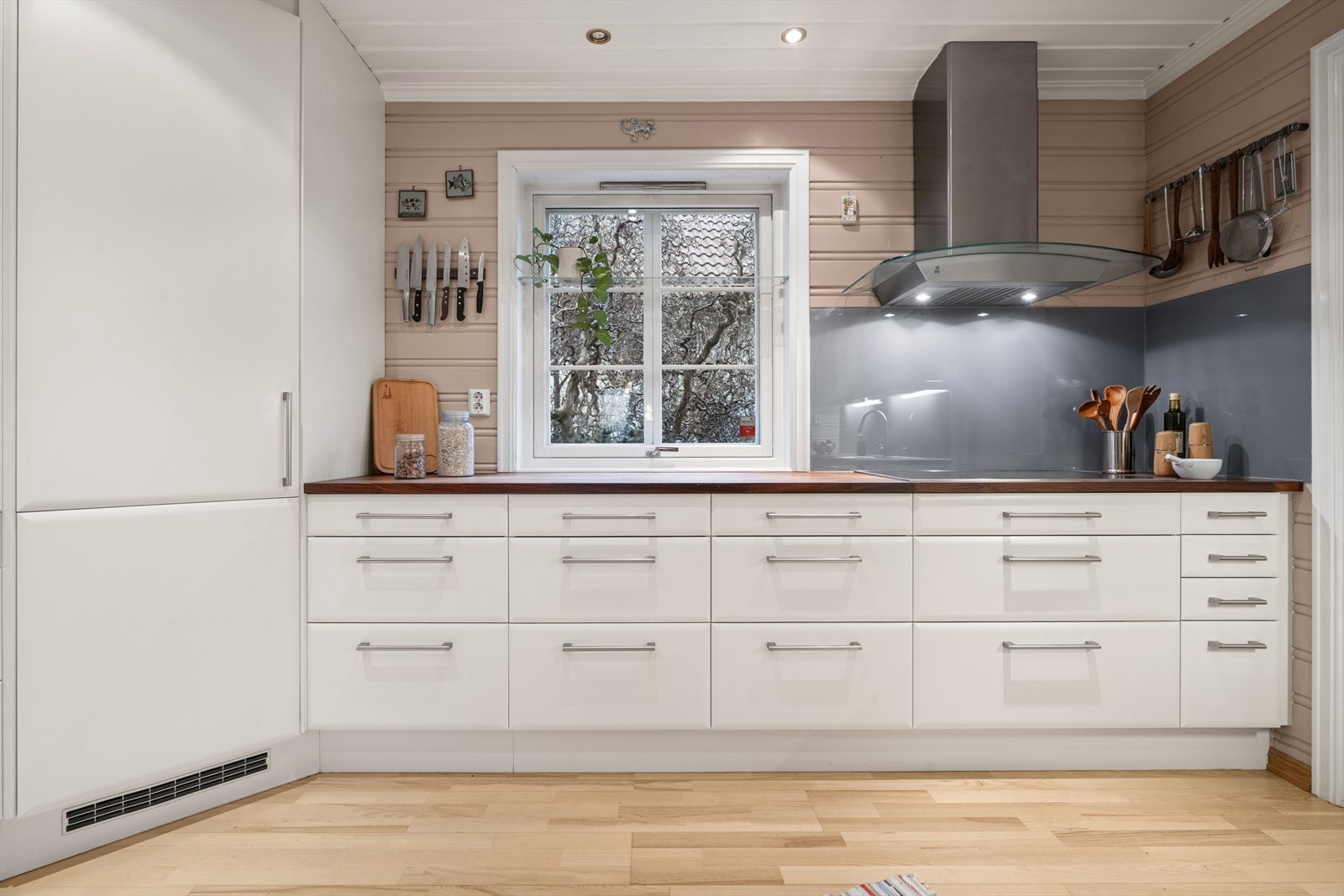 Over koketoppen er det ventilator med avtrekk ut. Galleribilde