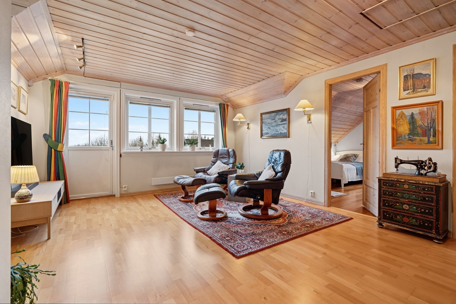 Loftstuen er perfekt som ungdomsavdeling eller ekstra oppholdsrom. Galleribilde