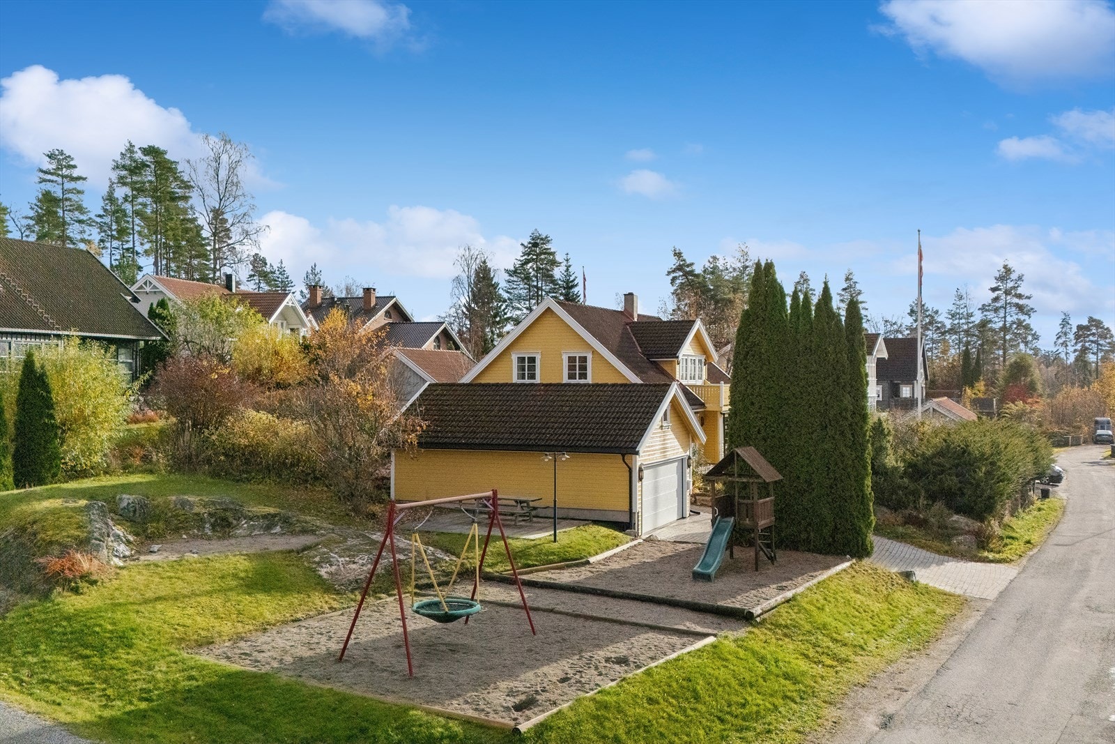 Eiendommen er også tilknyttet fellesareal, med 1/19 del, som er lekeplassen rett ved boligen. Galleribilde