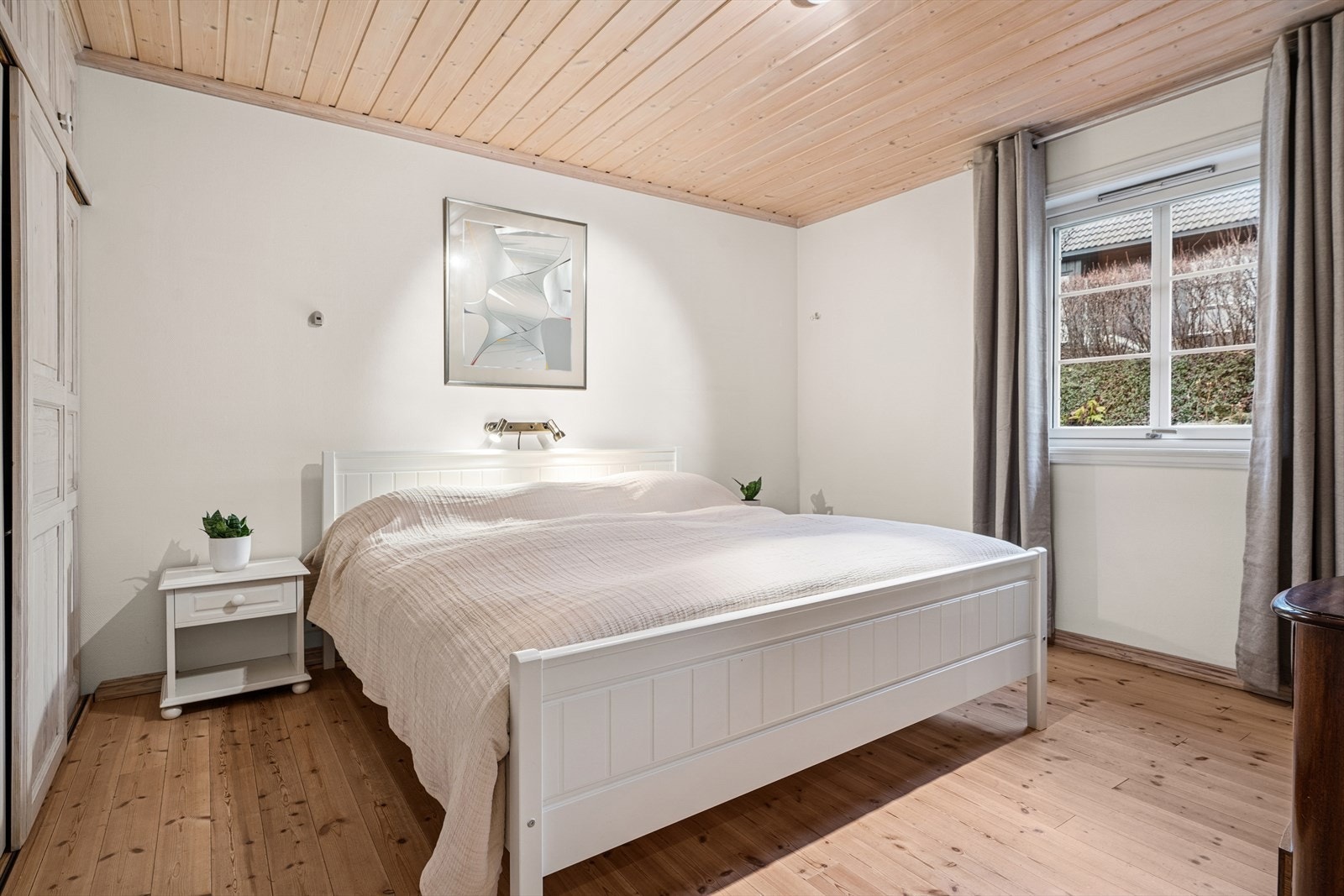 Boligen inneholder fire gode soverom, praktisk fordelt mellom etasjene. Galleribilde