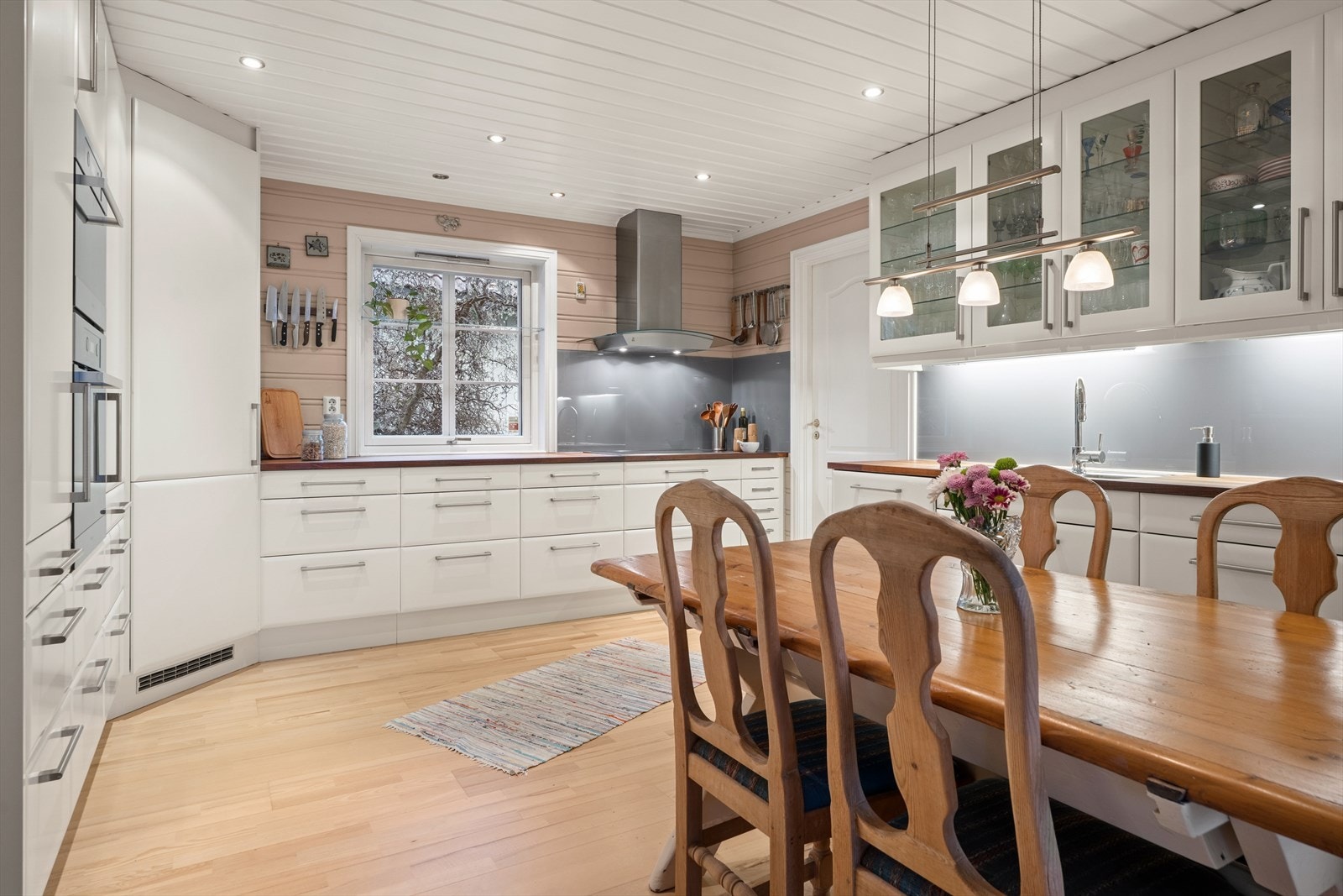 Hyggelig spiseplass på kjøkkenet som skaper en sosial sone. Galleribilde