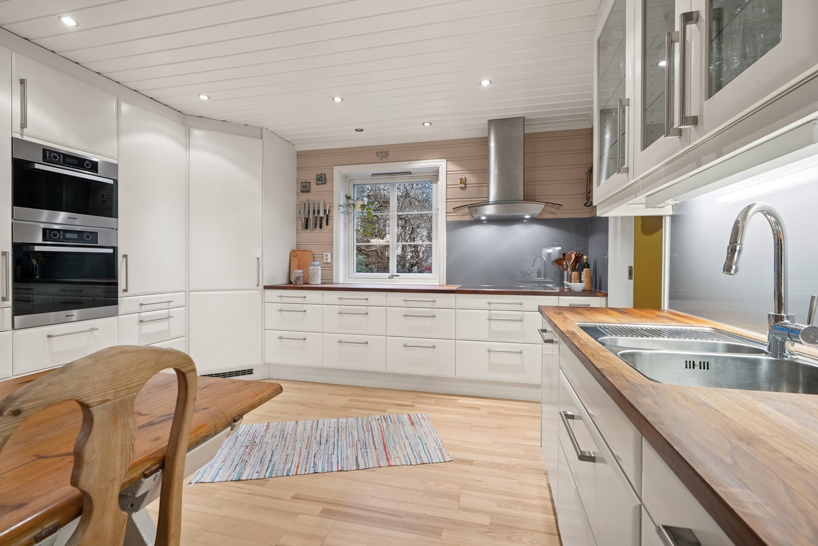 Innfelte lys i himlingen sørger for en behagelig og stemningsfull belysning på kveldstid. Galleribilde