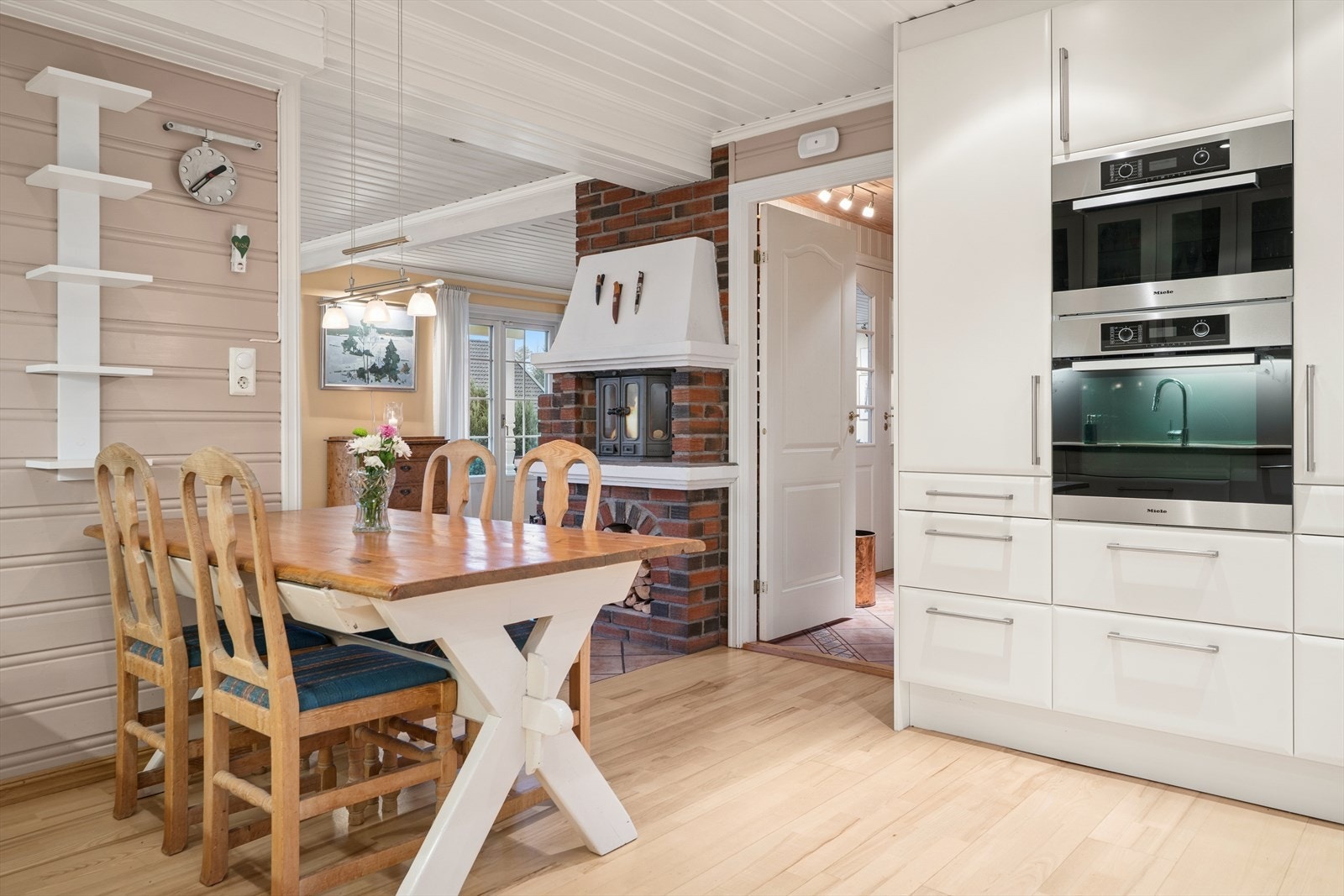 Kjøkkenet ligger i eget rom med praktisk tilknytning til spisestuen, noe som gir en naturlig flyt mellom matlaging og måltider. Galleribilde