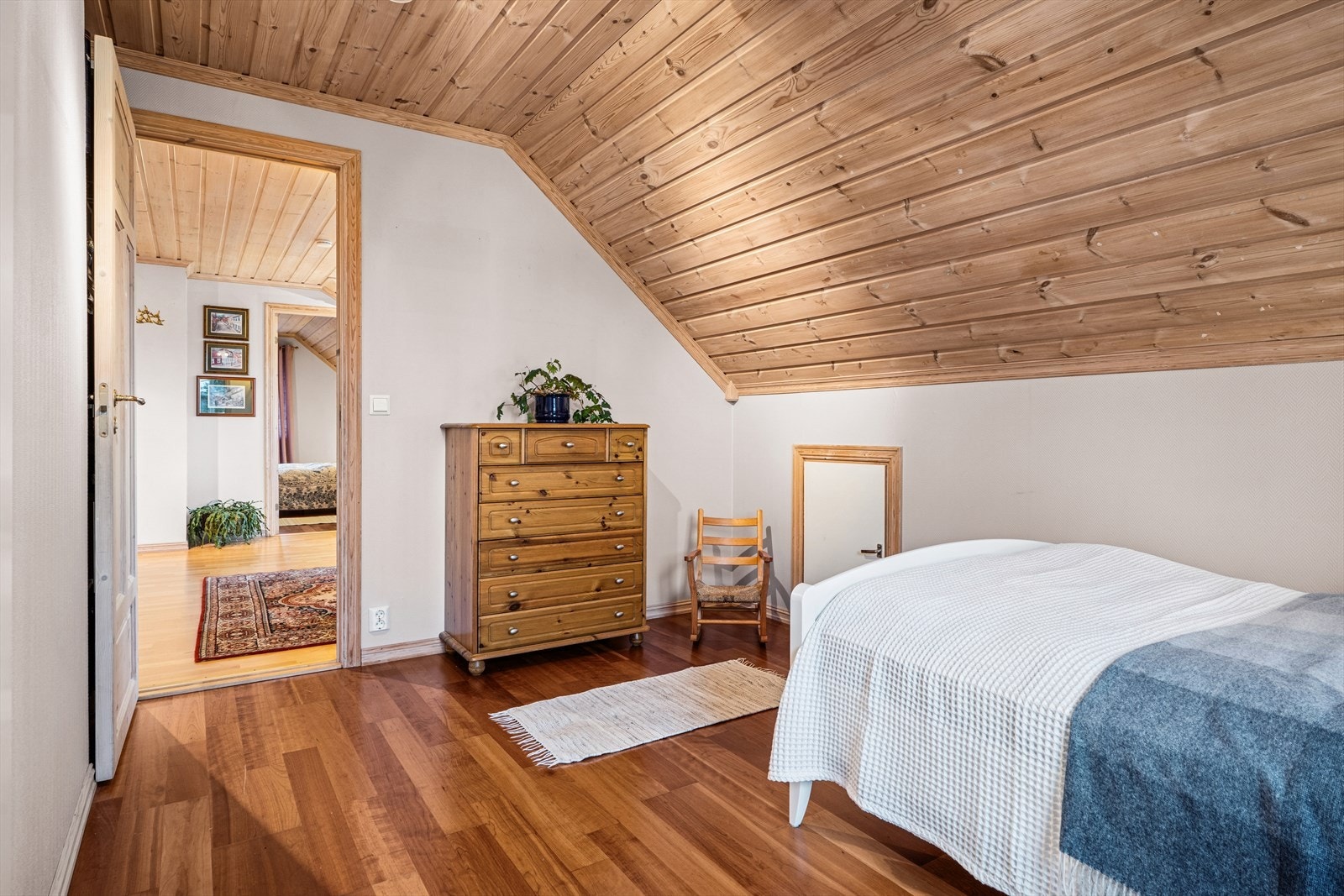 Lyst og romslig soverom. Galleribilde