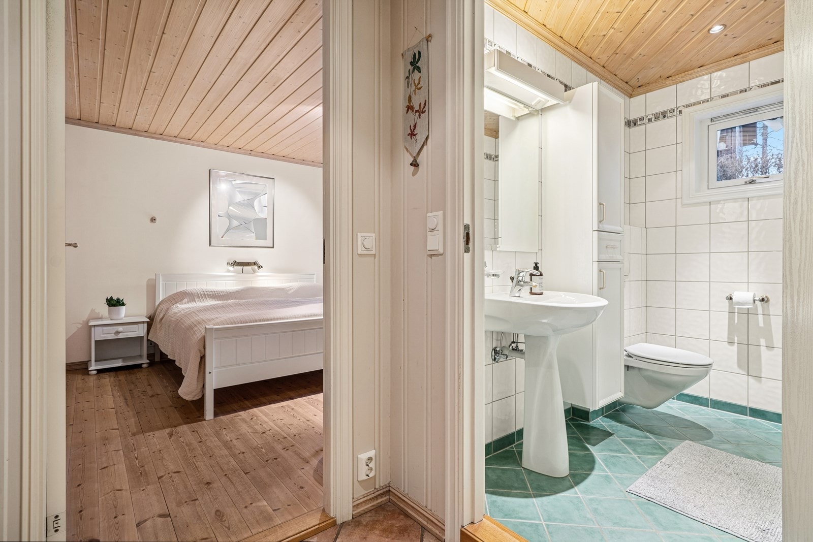 Direkte adkomst fra soverommet til flislagt bad. Galleribilde