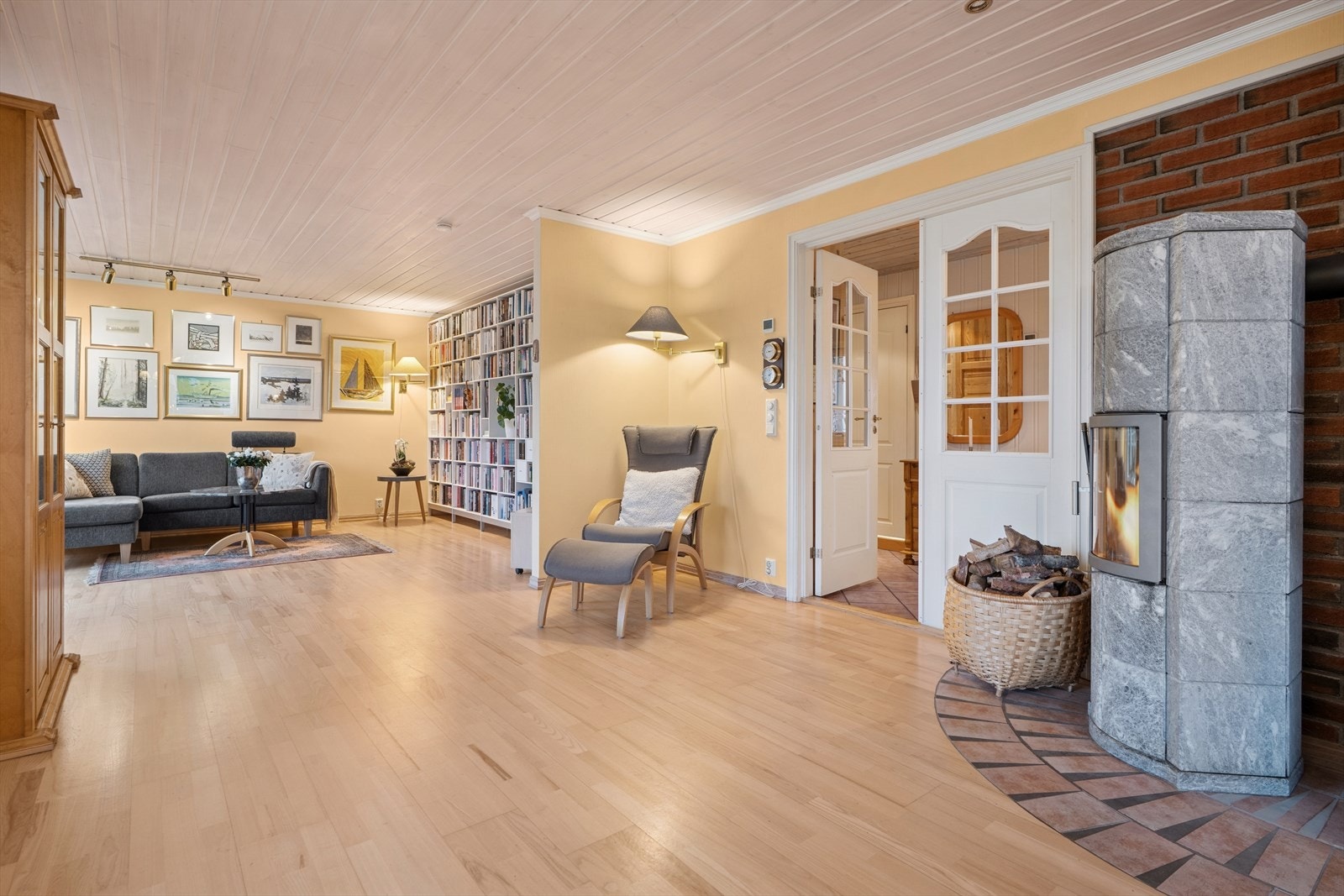 Flott klebersteinsovn i stuen gir lun og behagelig varme i opp til 12 timer. Galleribilde