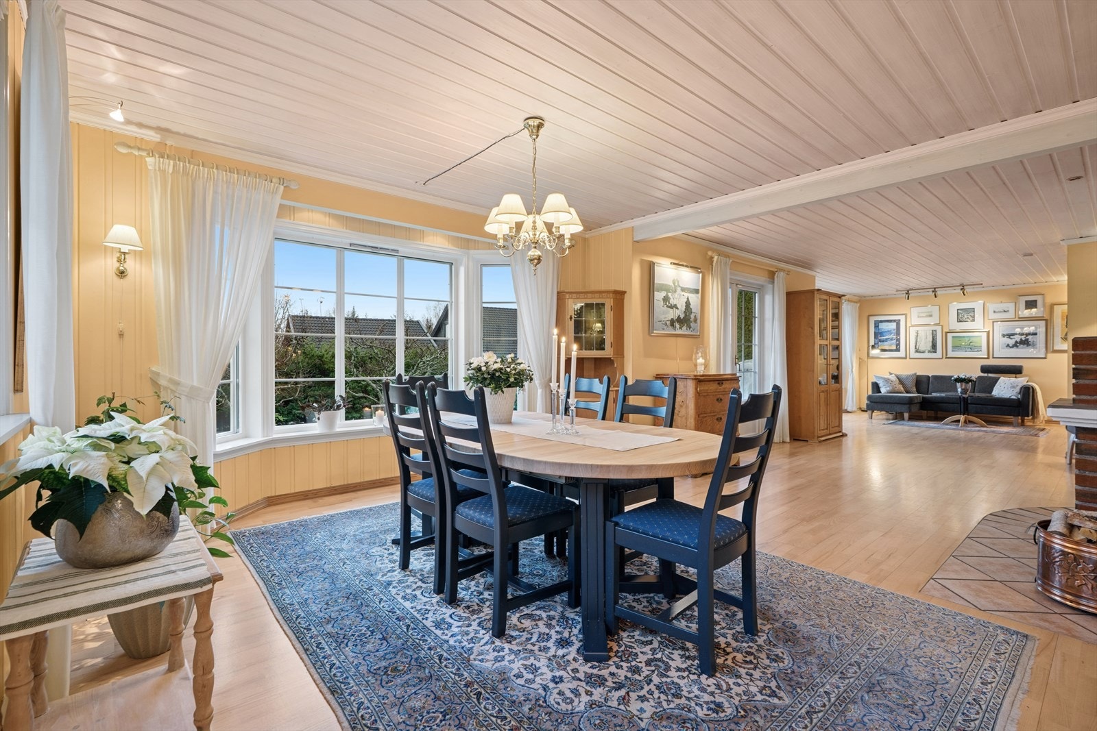 Spisegruppen kan med fordel plasseres i den naturlige sonen mellom kjøkkenet og stuen, noe som skaper en god flyt og et sosialt samlingspunkt i boligen. Galleribilde