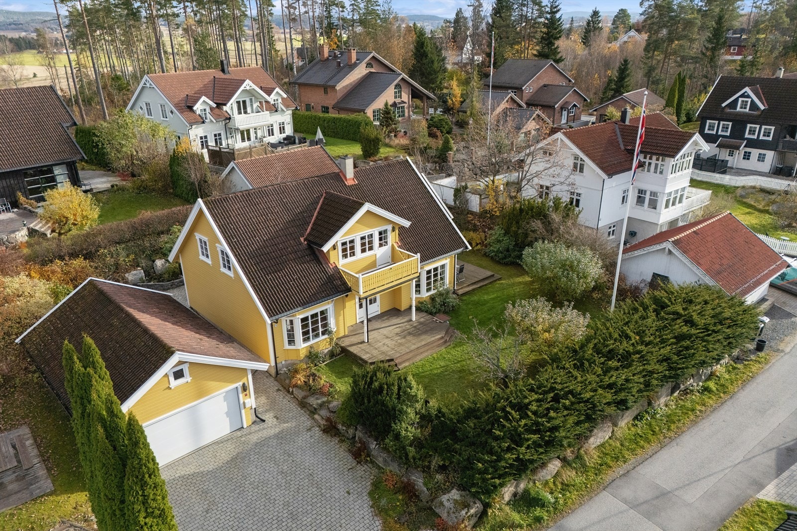 I tillegg har eiendommen en garasje på 44 kvm. med el-billader. Galleribilde