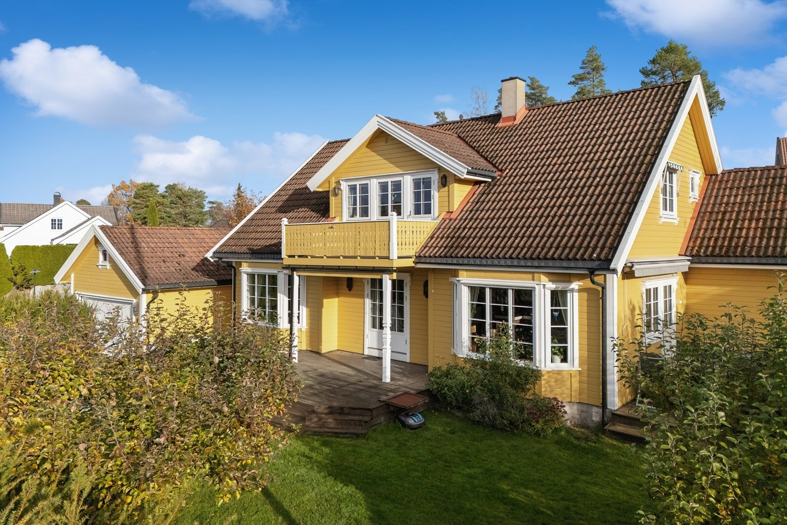 Velholdt hage omkranser boligen og gir et frodig uteområde. Galleribilde