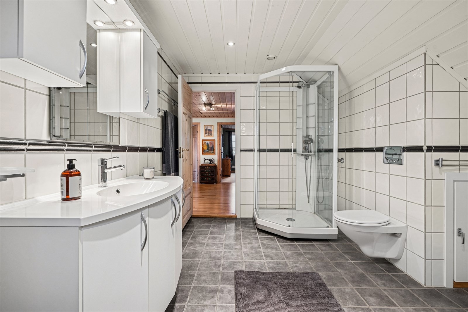 Baderommet har flislagte overflater med elektriske varmekabler i gulvet. Galleribilde