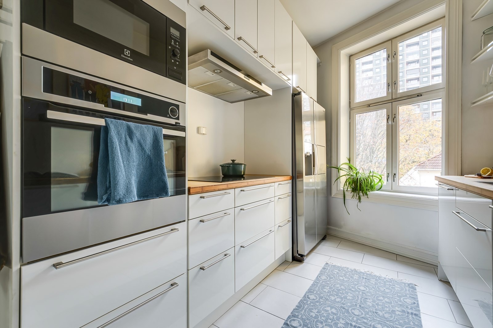 Det separate kjøkkenet fremstår som både funksjonelt og stilrent, med tidløs Epoq-innredning fra 2013. Galleribilde