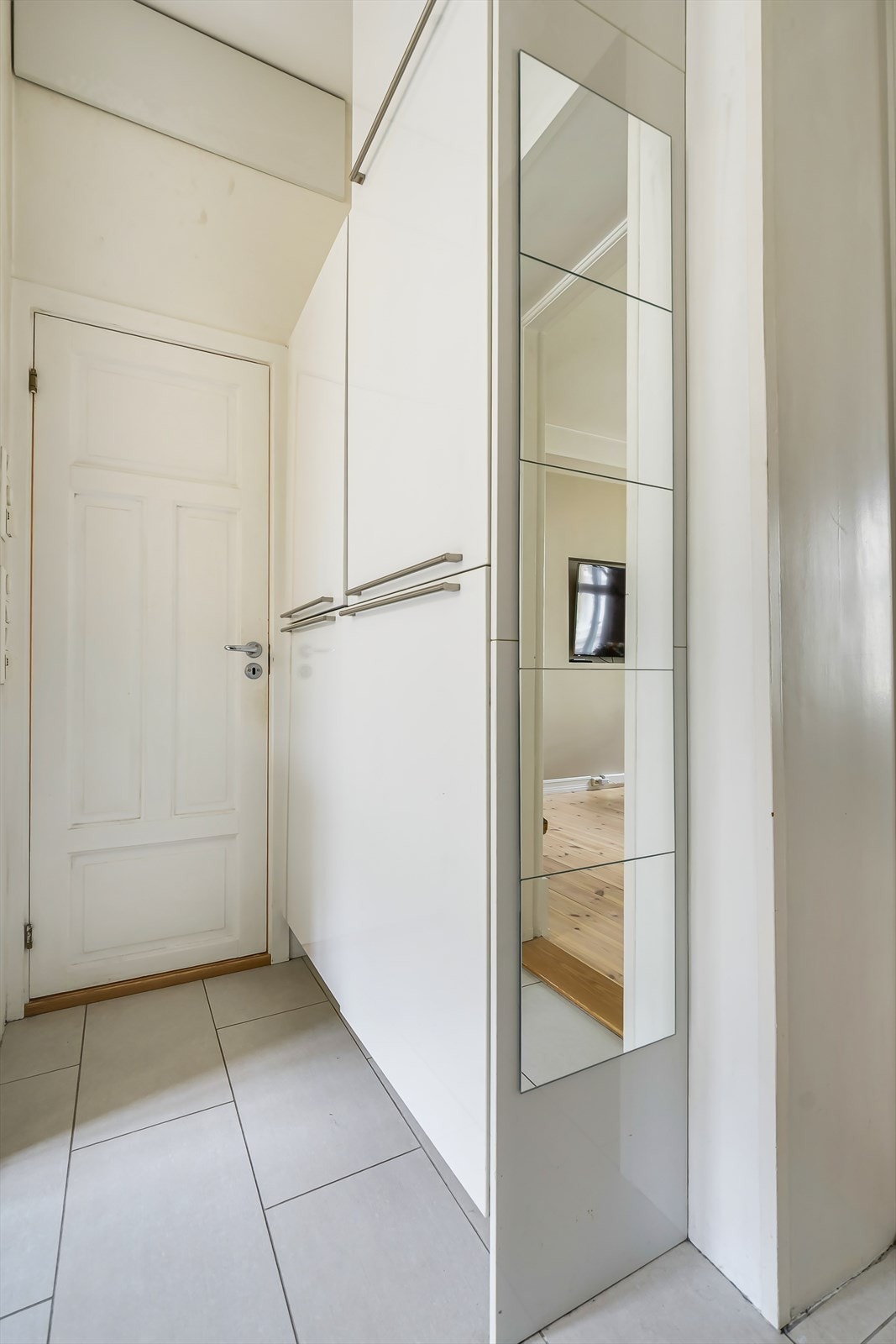 Entréen sikrer god plass til å henge fra seg yttertøy og sko i garderobeløsning, i tillegg til ekstra oppbevaring i luke over bad! Galleribilde