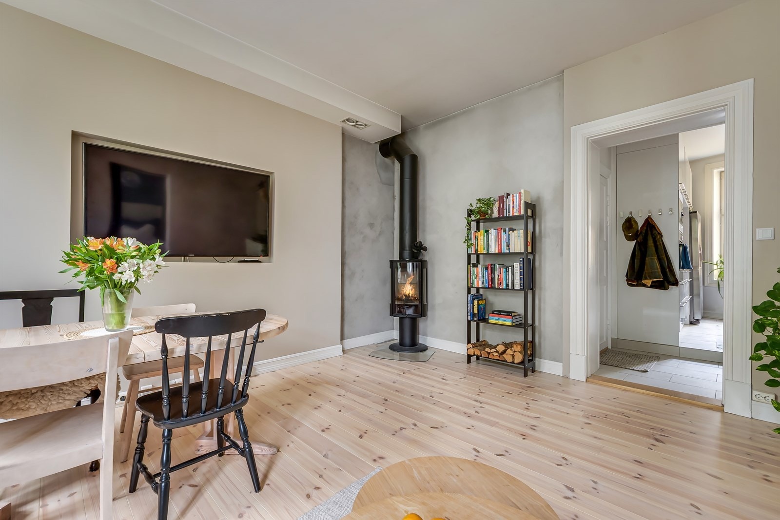 Hele leiligheten er malt i delikate fargetoner, som bidrar til en harmonisk atmosfære. Galleribilde