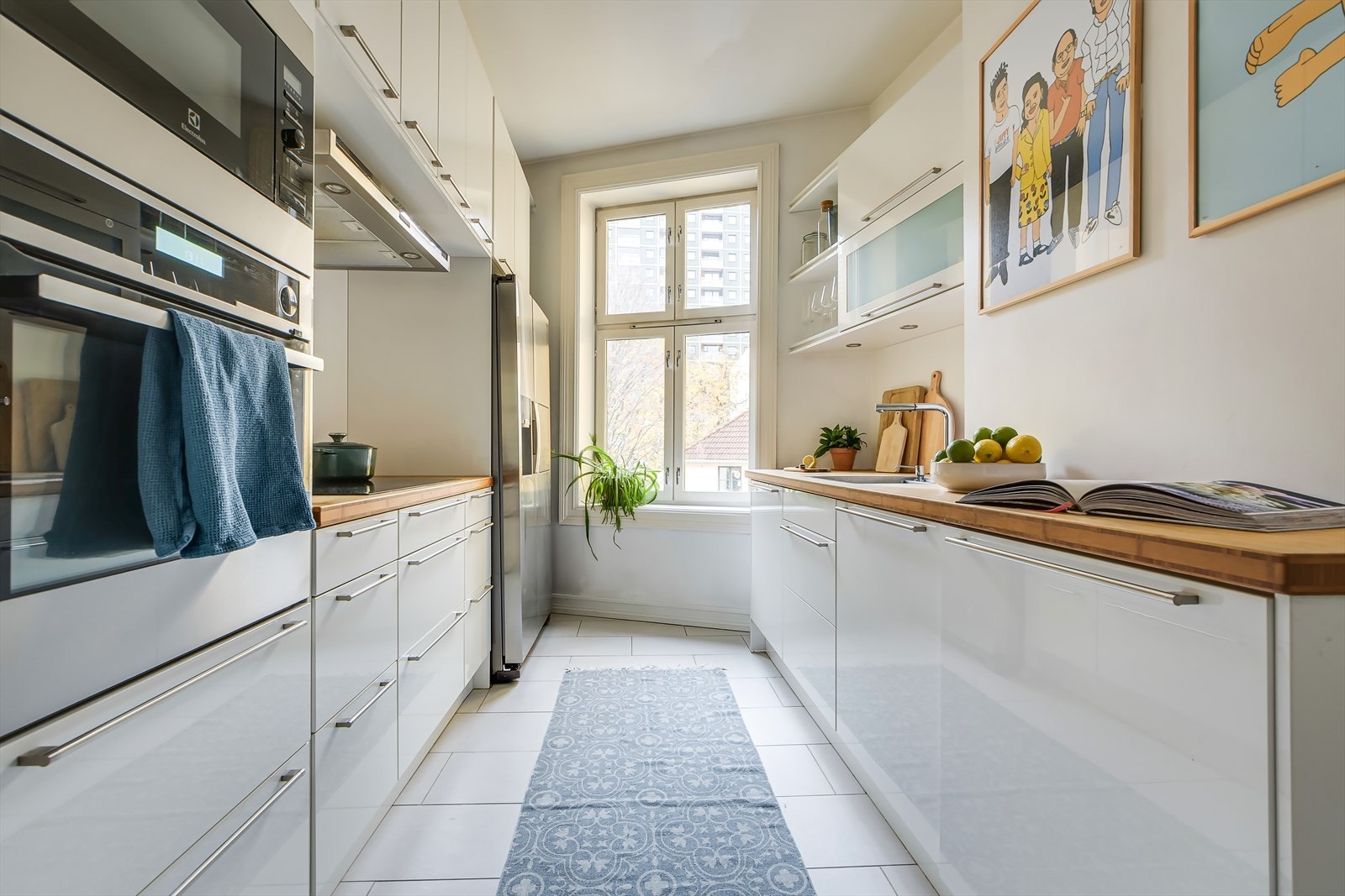 Boligen har en romslig planløsning med separat kjøkken, delikat stue med vedovn og stort soverom med god oppbevaringsplass. Galleribilde