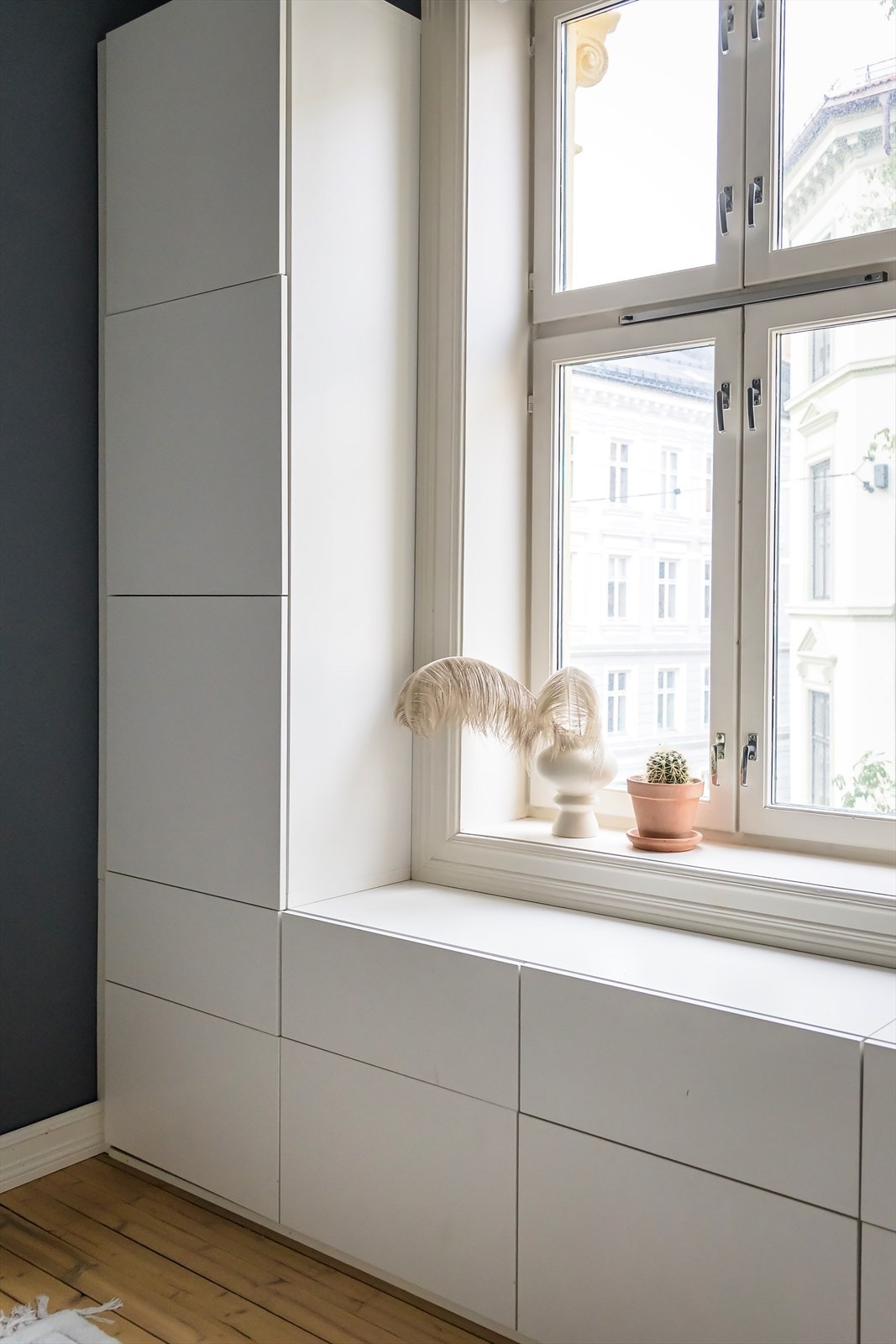 Plassbygd skap sikrer god oppbevaringsplass. Galleribilde