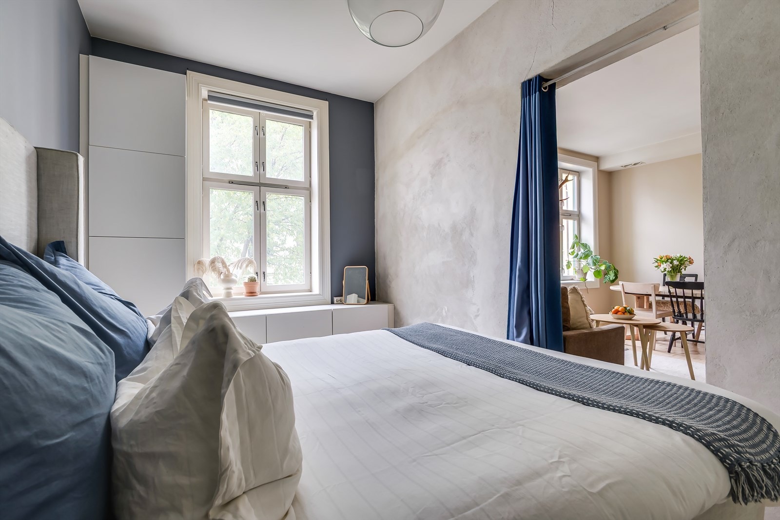 Veggene er malt i harmoniske fargetoner som inviterer til hvile og avslapning, og gulvet er belagt med sjarmerende tregulv. Galleribilde