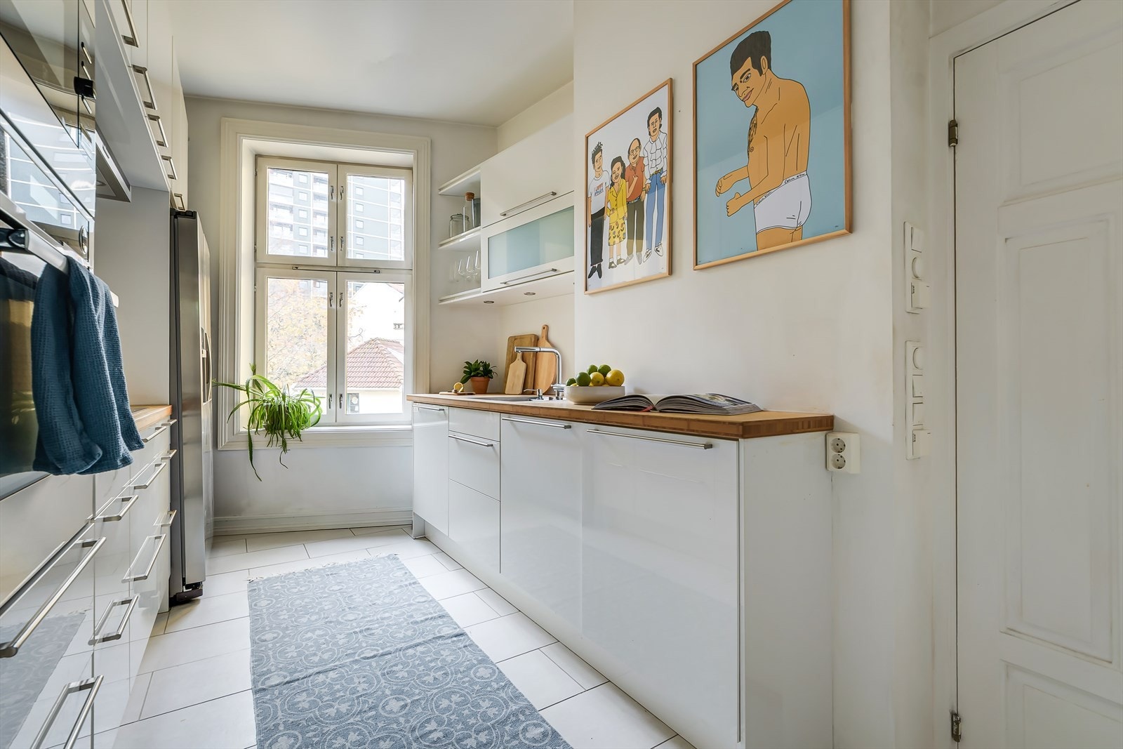 Kjøkkenet er fullt utstyrt med integrerte hvitevarer som induksjonstopp, mikrobølgeovn, stekeovn og oppvaskmaskin, samt frittstående kjøle-/fryseskap. Galleribilde