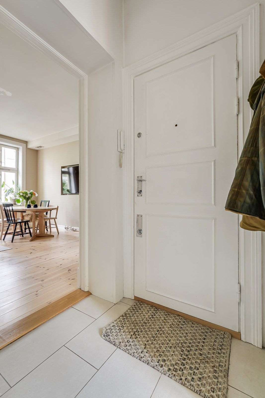 En ryddig og funksjonell entré med praktisk flislagt gulv. Velkommen inn! Galleribilde