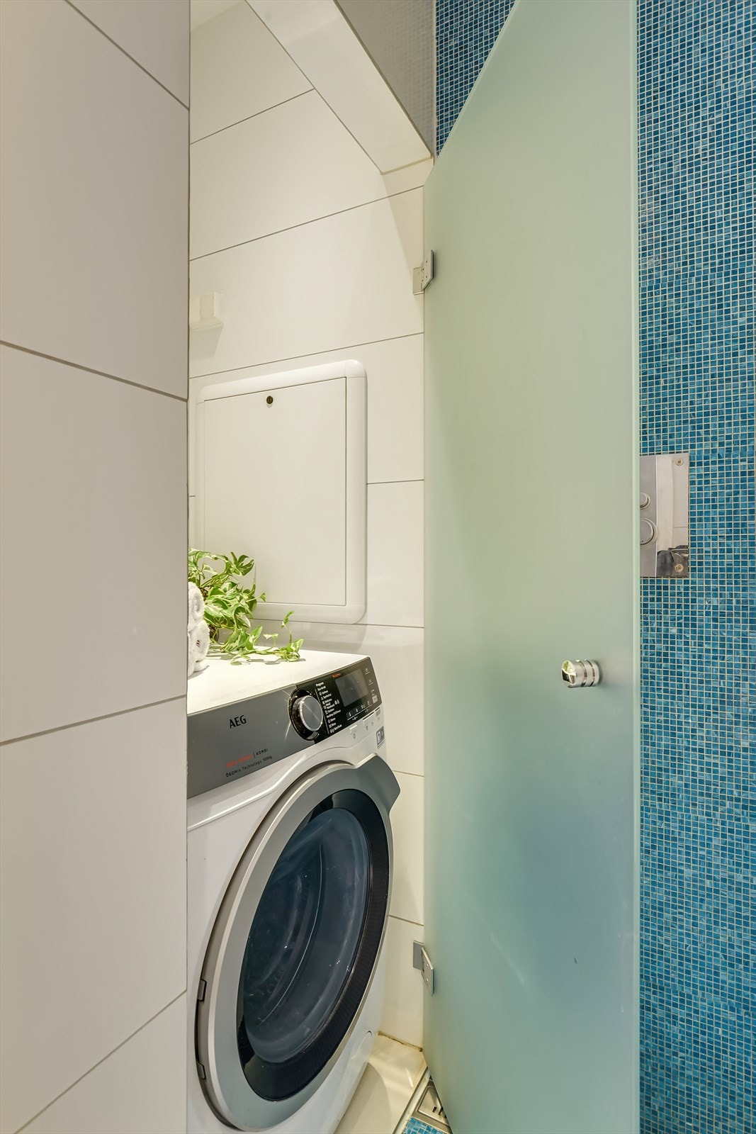 Det er opplegg for vaskemaskin i praktisk nisje. Galleribilde