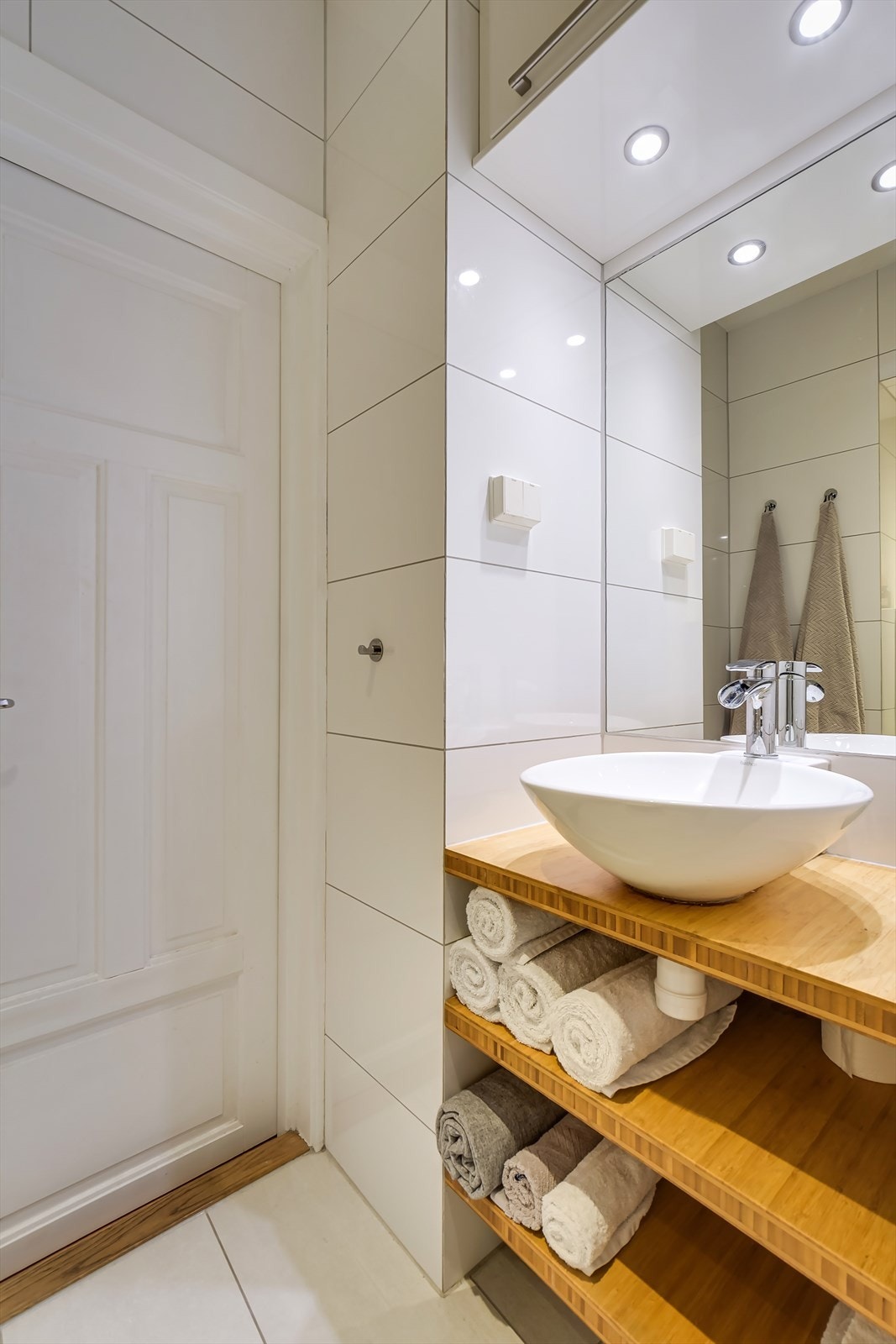 Innredningen består av bolleservant, speil, praktisk hylleløsning, vegghengt toalett og dusjnisje. Galleribilde