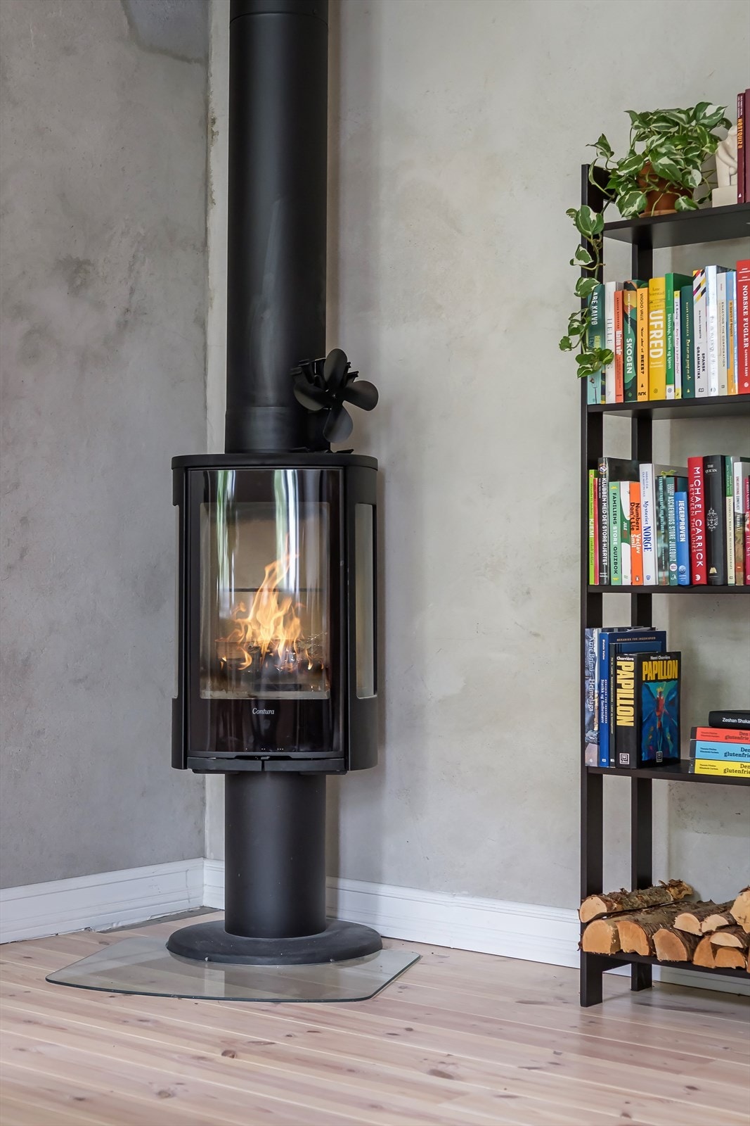 Delikat vedovn som gir både ekstra varme og en lun, stemningsfull atmosfære på kjølige dager. Galleribilde