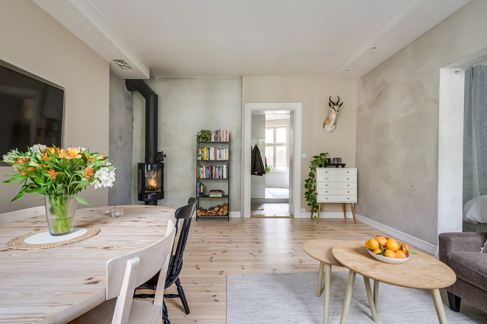 I stuen ble det i 2020 lagt nytt bjelkelag (bedre isolering) og furugulv. Galleribilde