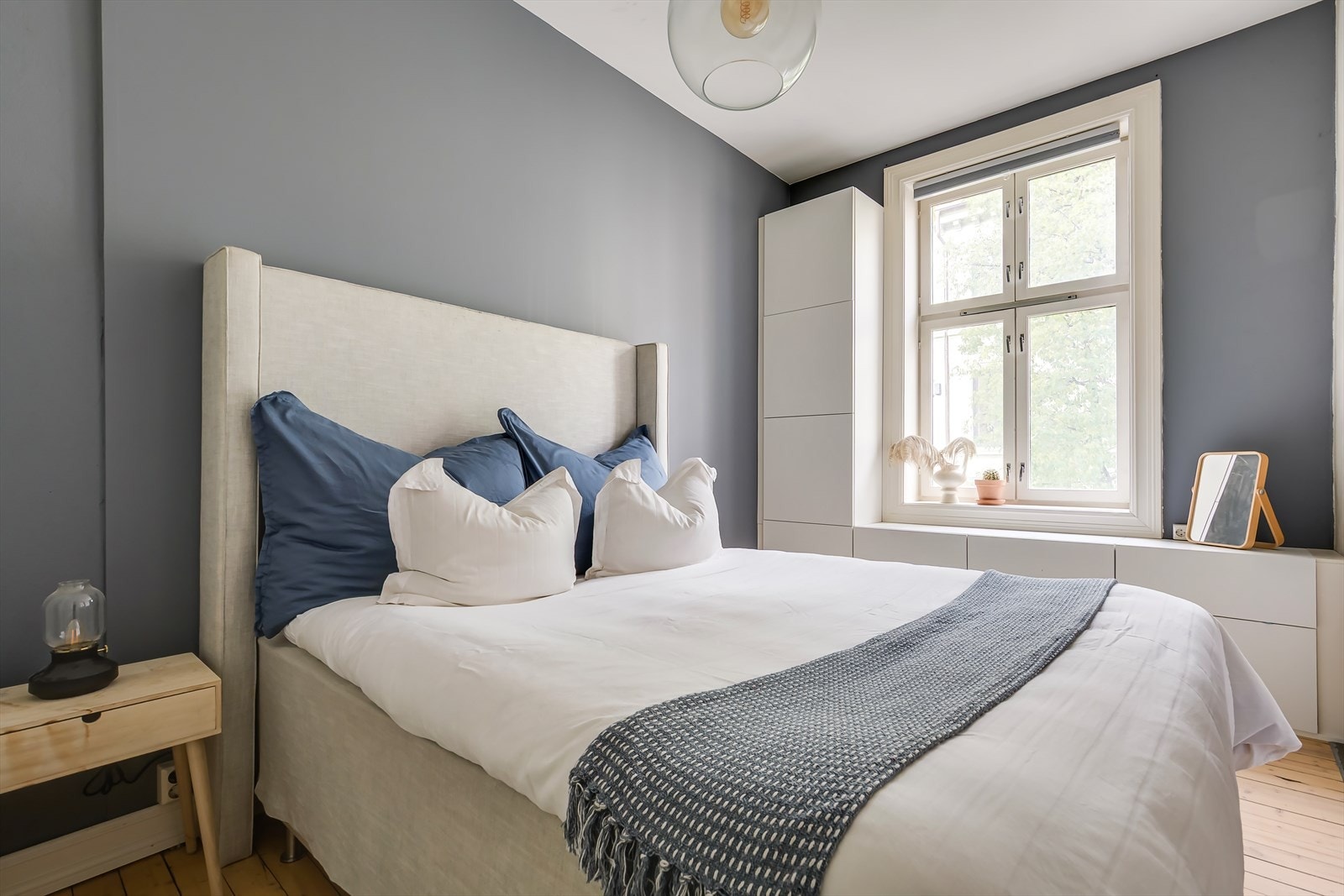 Romslig soverom med god plass til dobbeltseng og øvrig møblement. Galleribilde