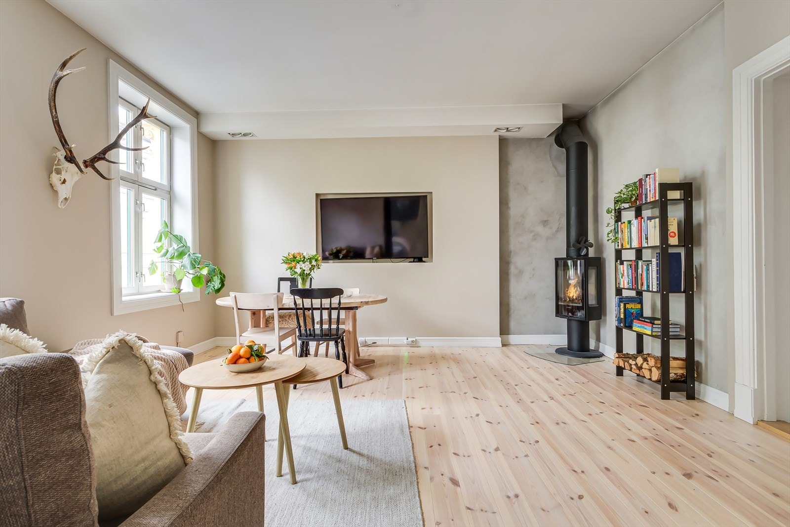 Stuen har en romslig planløsning med plass både sofagruppe, spisebord og TV-møblement. Galleribilde