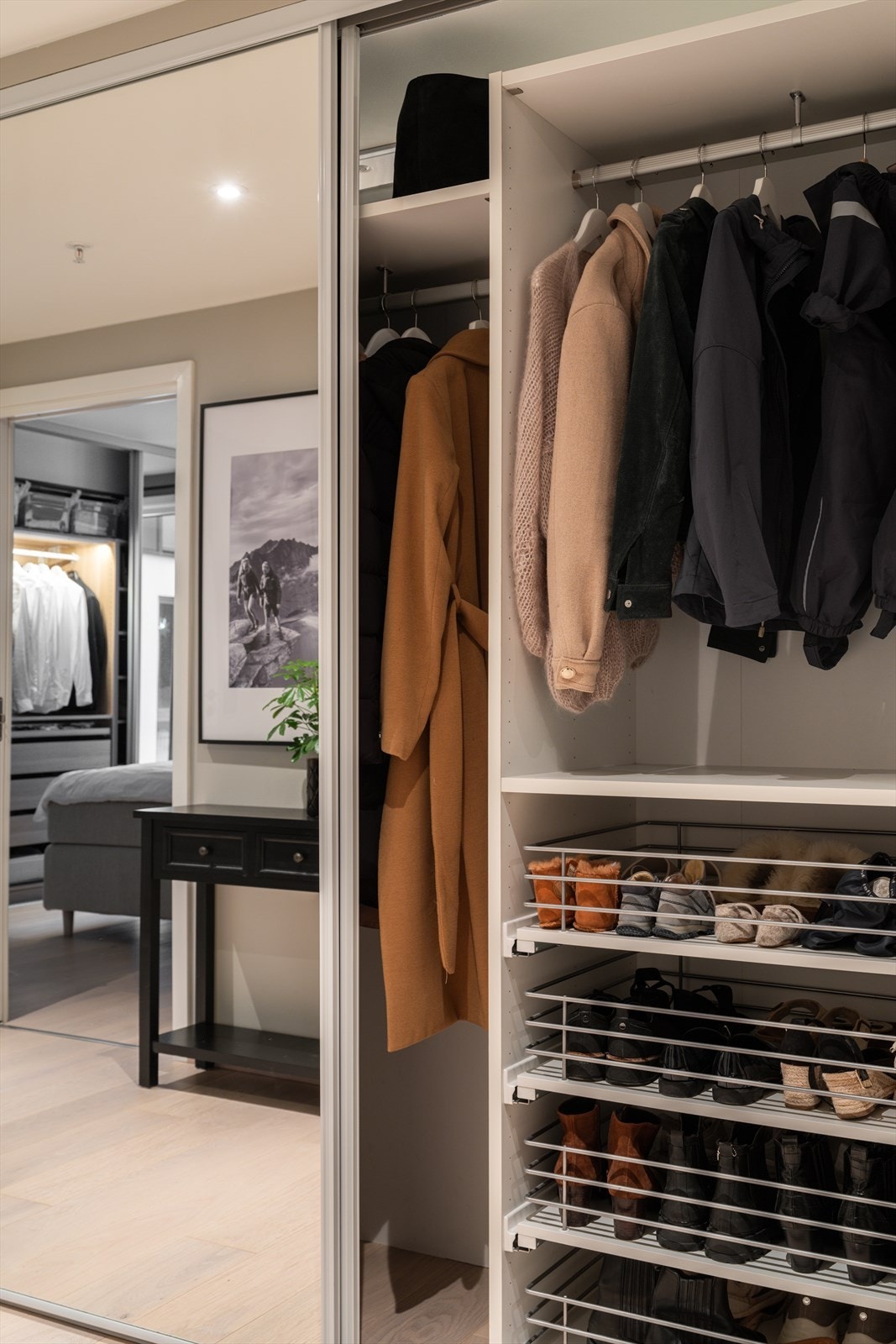 Garderobeskap i entrè Galleribilde