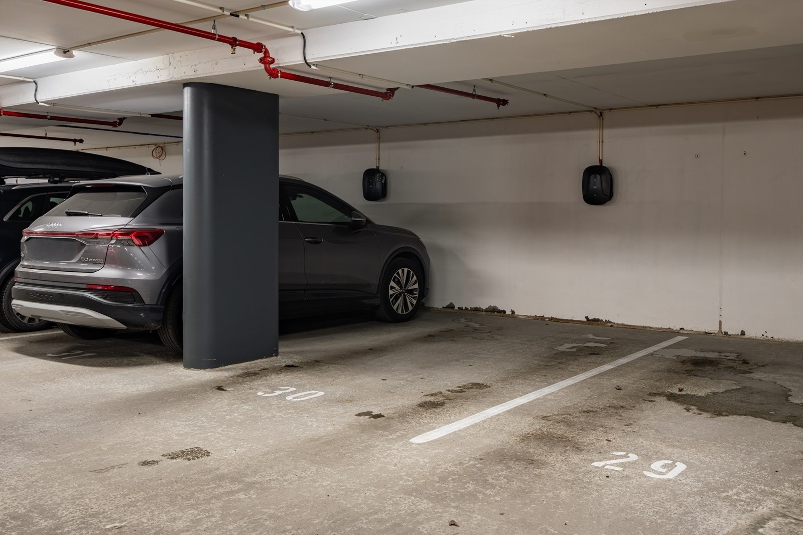 Garasjeplass med elbillader som kan kjøpes for 650.000,- Det er direkte heisadkomst fra garasje til leilighetsplan. Galleribilde