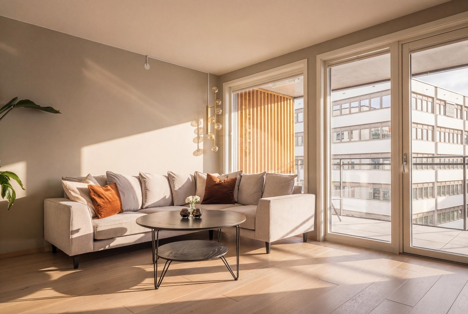 Stue med god plass til hjørnesofa Galleribilde